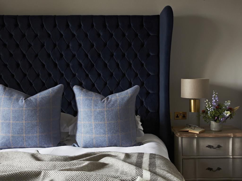 The Roseate Edinburgh - Small Luxury Hotels Of The World Eksteriør bilde A bed with a blue velvet headboard