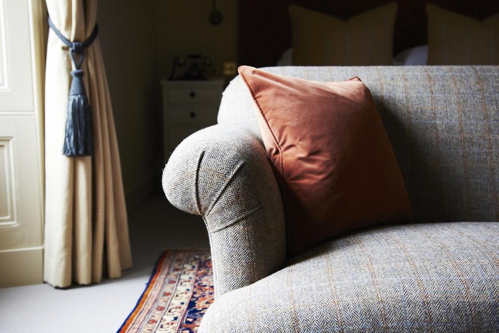 The Roseate Edinburgh - Small Luxury Hotels Of The World Eksteriør bilde A throw pillow on a sofa