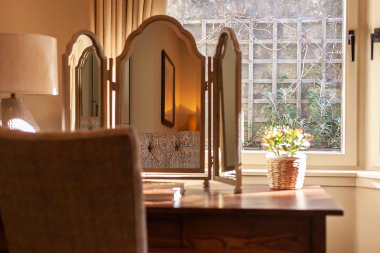 The Roseate Edinburgh - Small Luxury Hotels Of The World Eksteriør bilde A dressing table with a tri-fold mirror